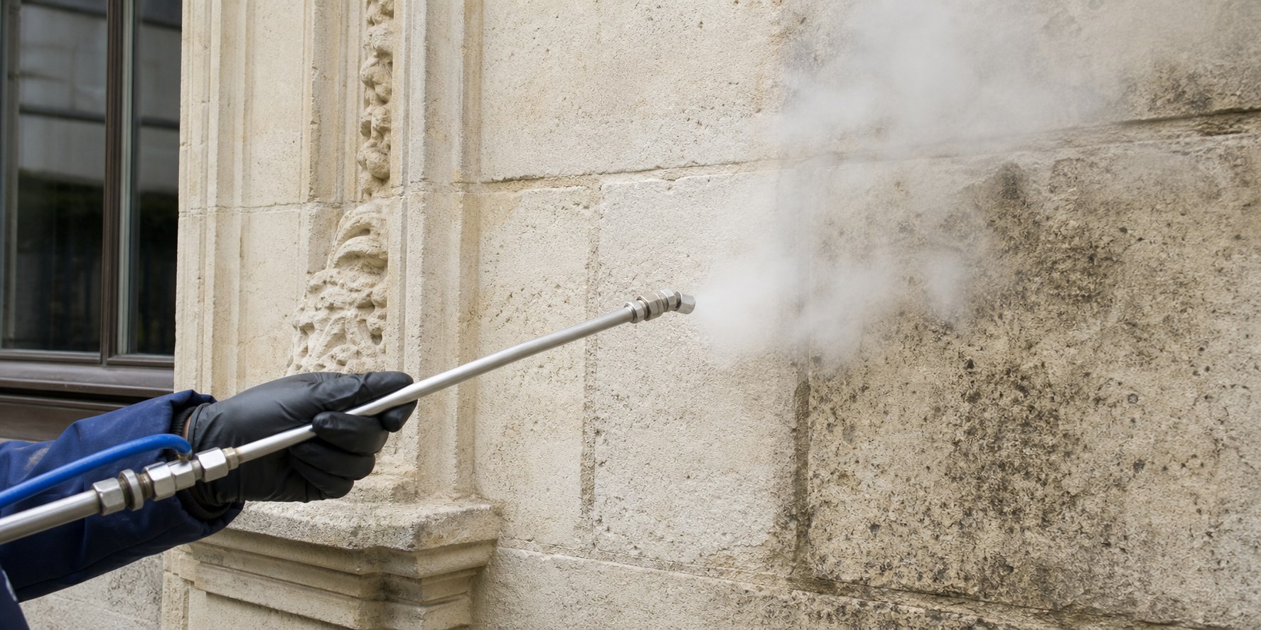 Nettoyage à la vapeur douce d’une façade ancienne en pierre ornée